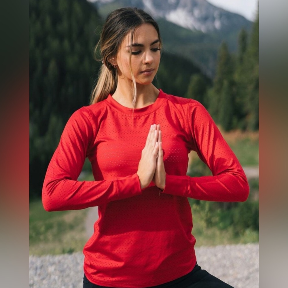 Zyia Long Sleeve Chill Red Perforated Tshirt L